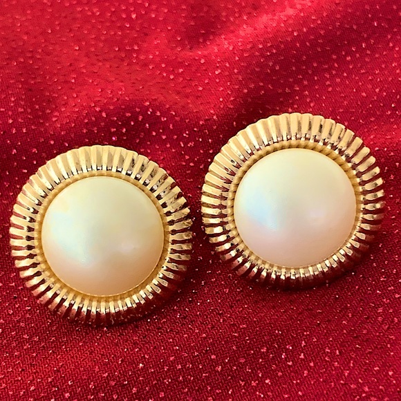Vintage Napier Clip On Round Golden and Cream Earrings - Picture 2 of 4